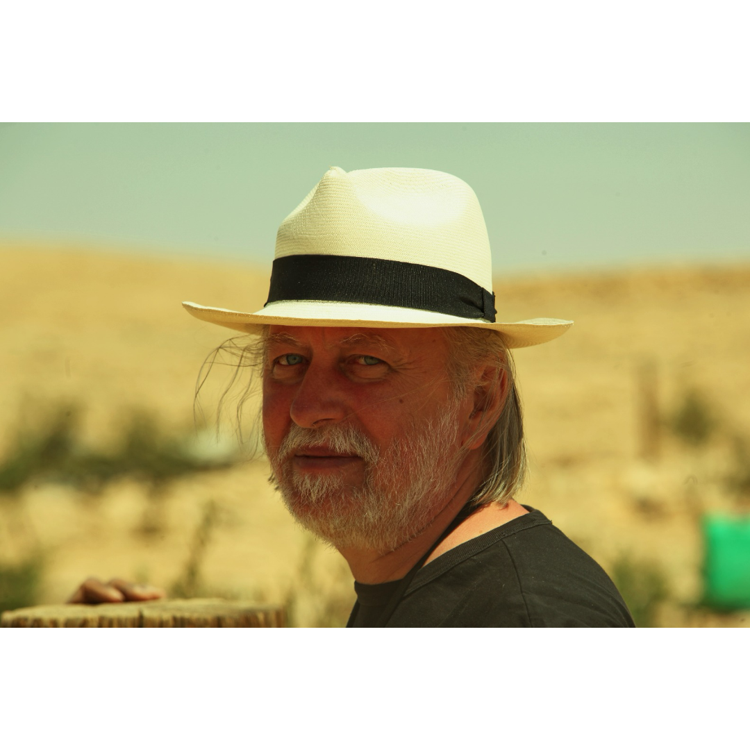 בתמונה: לאסלו קרסנהורקאי בכרם שיזף בנגב, 2012 (צילום: צור שיזף)