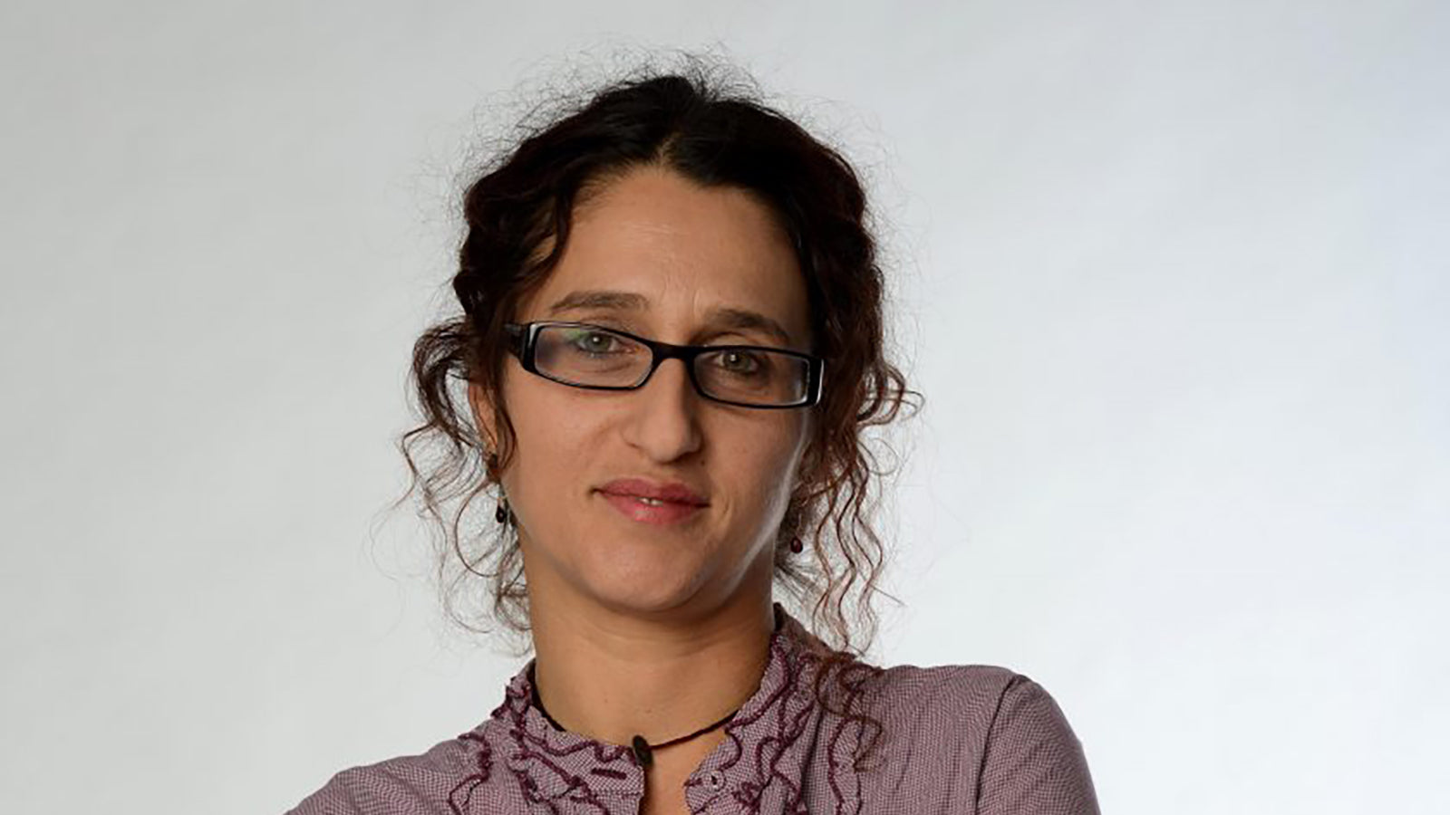 ברכות למירב נקר-סדי על בחירת ספרה ״סמאדר״ לרשימה המצומצמת של פרס ספיר